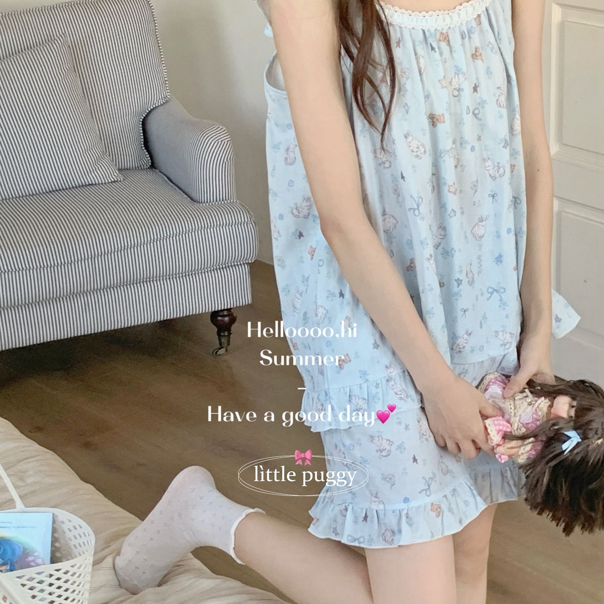 91家纺网 家纺一手货源 找家纺 （总）妍景家居生活馆 2026春夏新款小飞袖套装-蓝色雨后兔兔花园