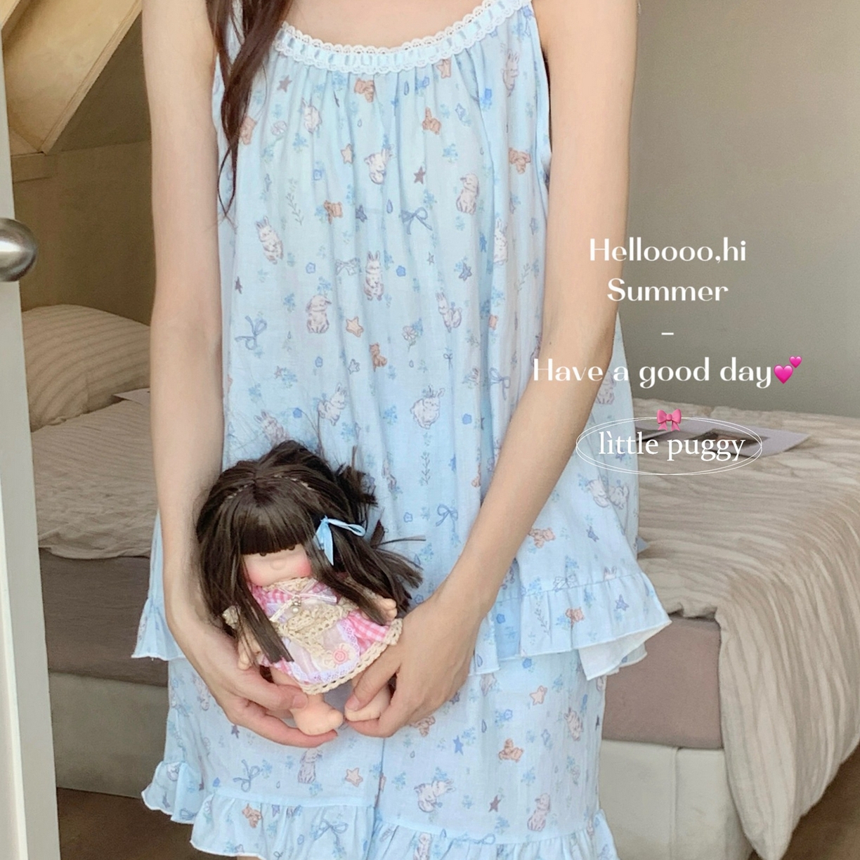 91家纺网 家纺一手货源 找家纺 （总）妍景家居生活馆 2026春夏新款小飞袖套装-蓝色雨后兔兔花园