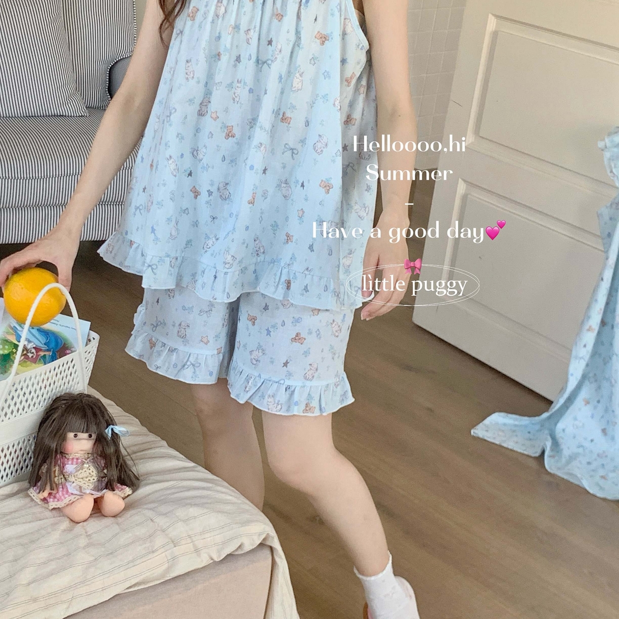 91家纺网 家纺一手货源 找家纺 （总）妍景家居生活馆 2026春夏新款小飞袖套装-蓝色雨后兔兔花园