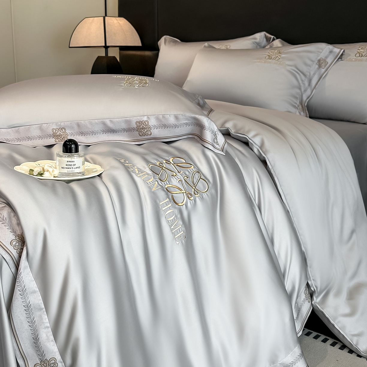 91家纺网 家纺一手货源 找家纺 （总）露梦家纺 2026新款A类水洗真丝轻奢刺绣拼接宽边四件套--贝拉系列