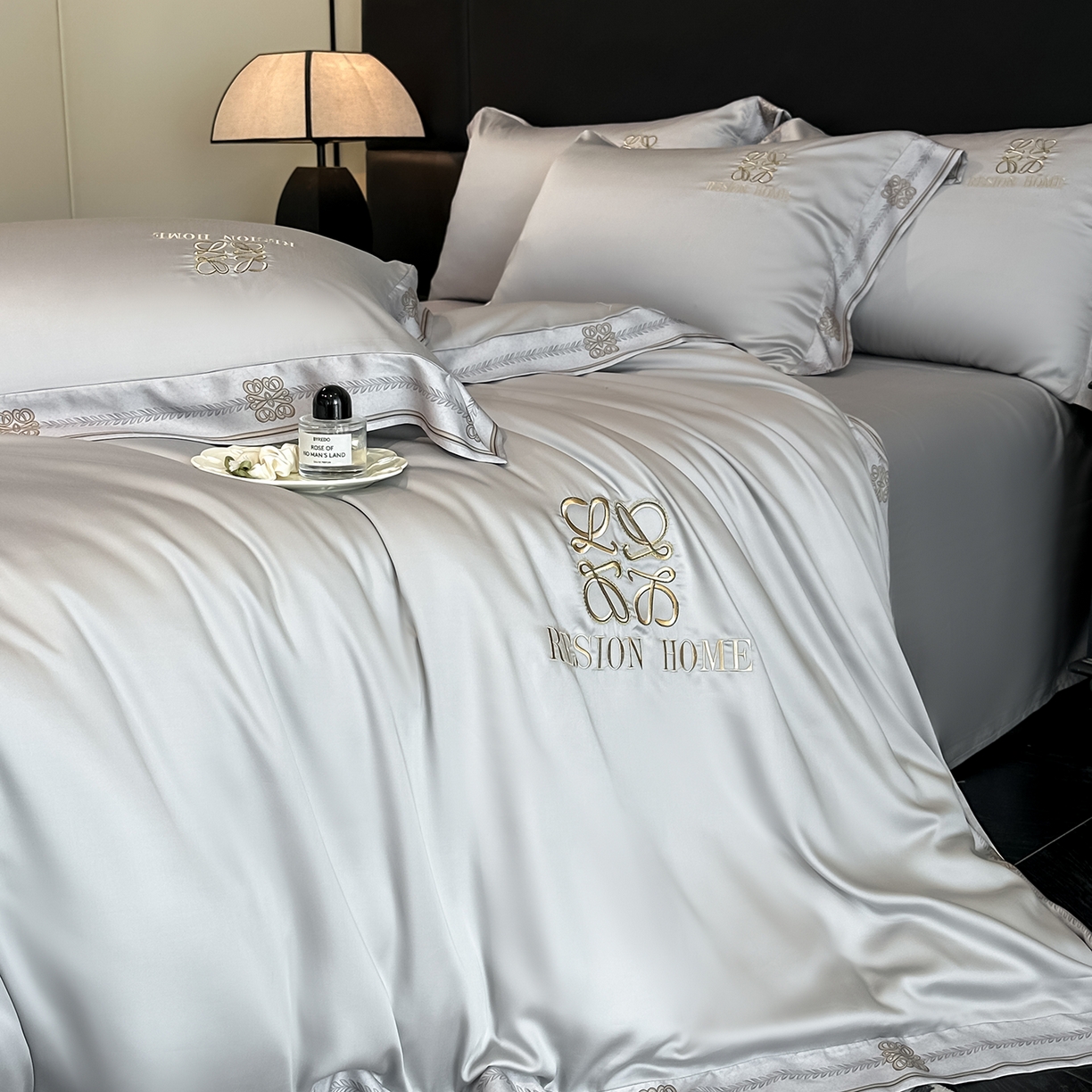 91家纺网 家纺一手货源 找家纺 （总）露梦家纺 2026新款A类水洗真丝轻奢刺绣拼接宽边四件套--贝拉系列