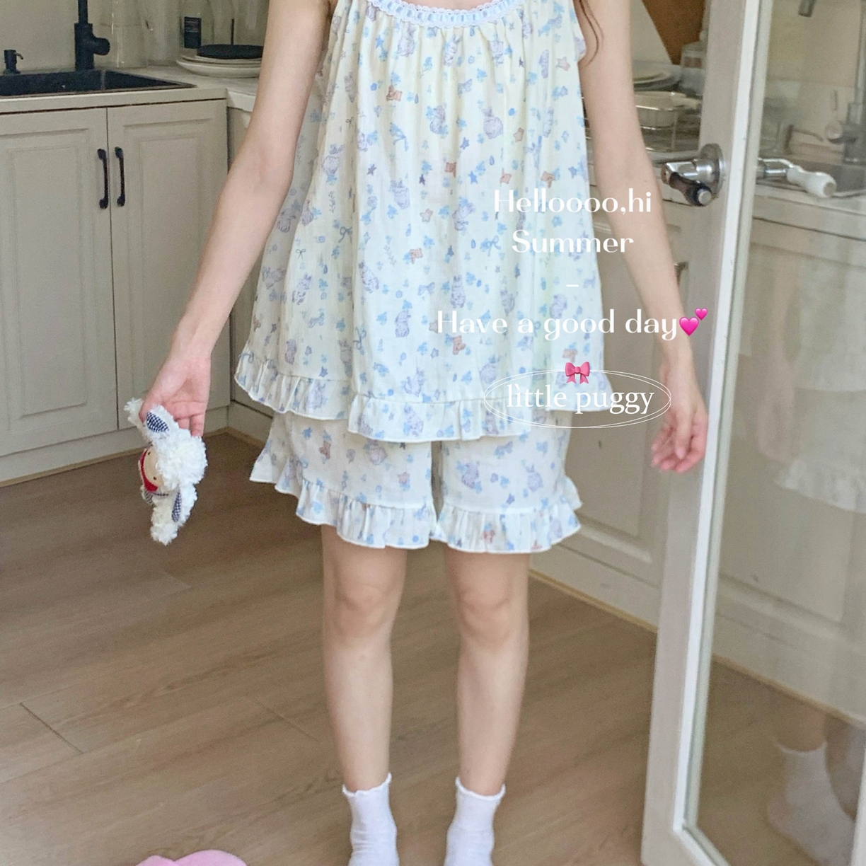 91家纺网 家纺一手货源 找家纺 （总）妍景家居生活馆 2026春夏新款小飞袖套装-米色雨后兔兔花园