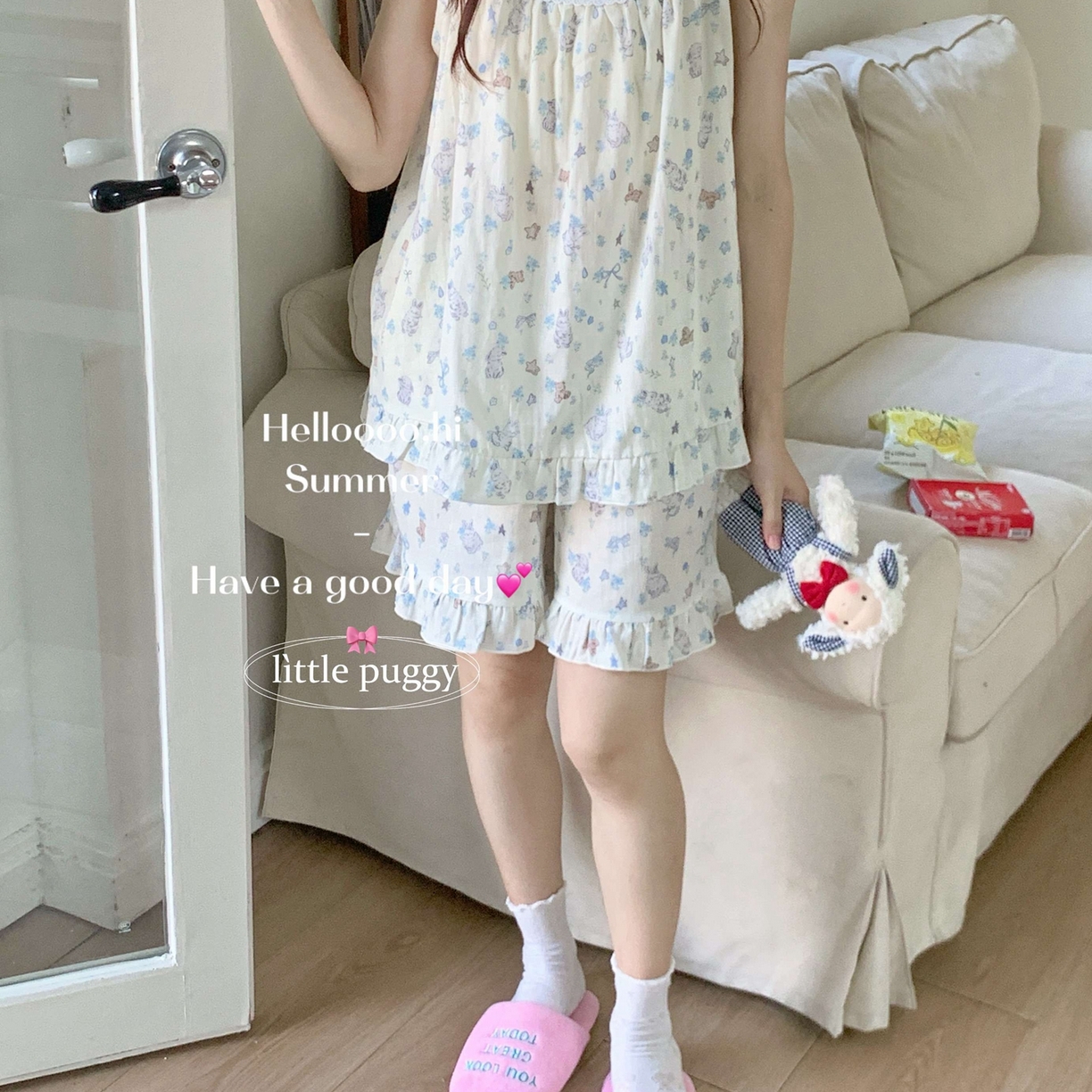 91家纺网 家纺一手货源 找家纺 （总）妍景家居生活馆 2026春夏新款小飞袖套装-米色雨后兔兔花园