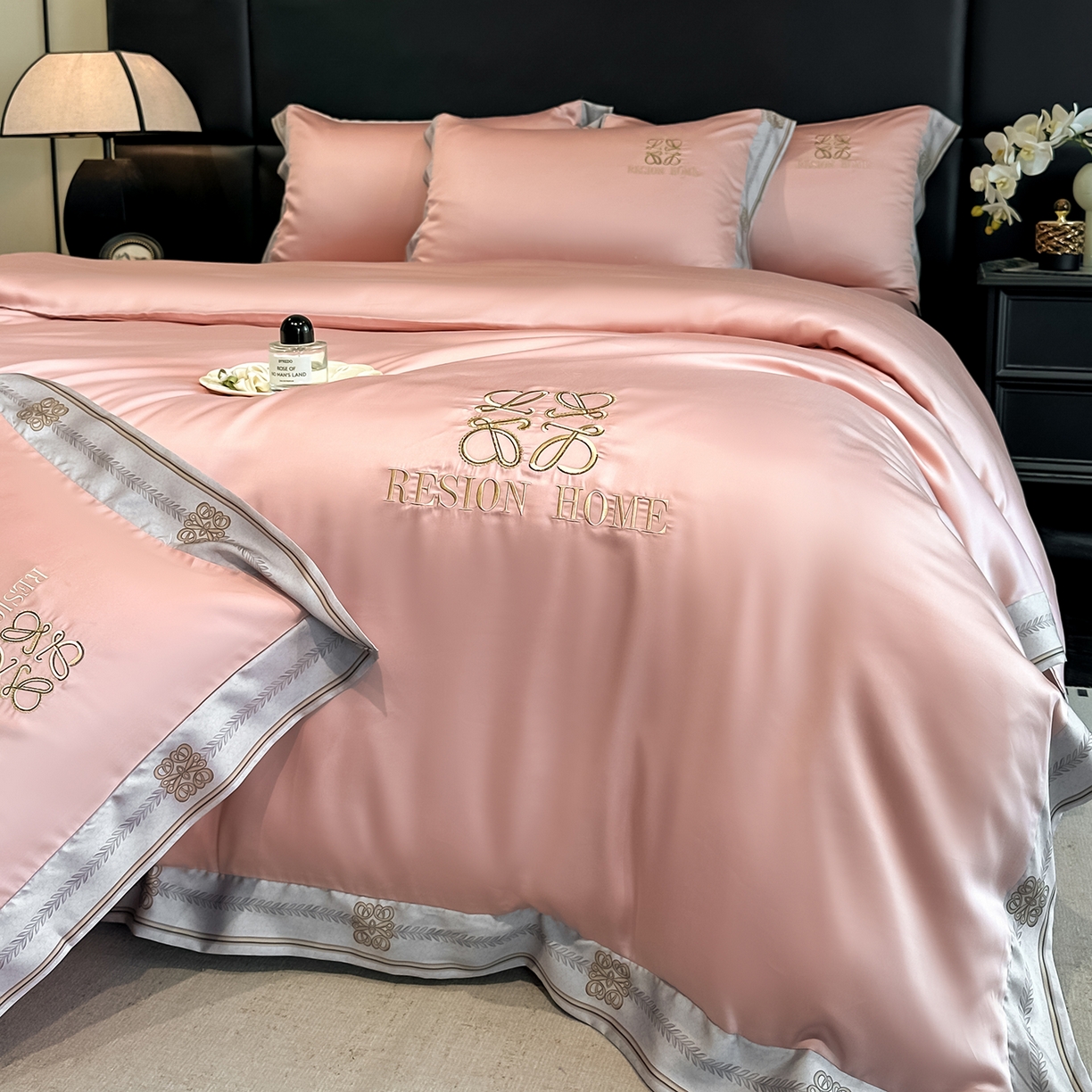 91家纺网 家纺一手货源 找家纺 （总）露梦家纺 2026新款A类水洗真丝轻奢刺绣拼接宽边四件套--贝拉系列