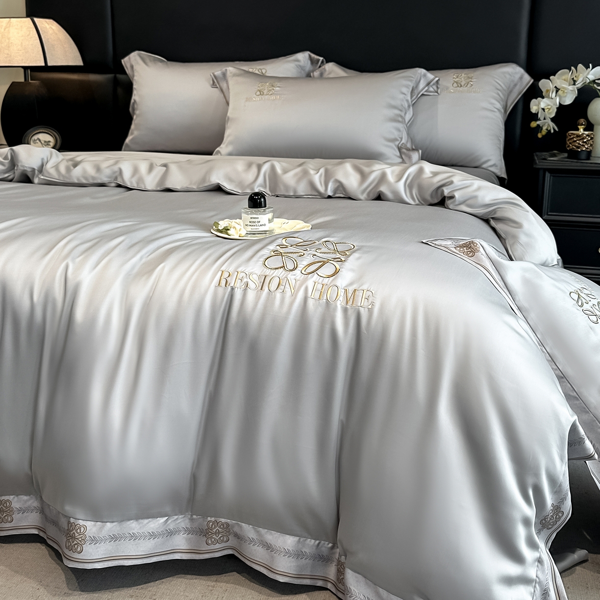 91家纺网 家纺一手货源 找家纺 露梦家纺 2026新款A类水洗真丝轻奢刺绣拼接宽边四件套--贝拉系列 贝拉-薄雾灰