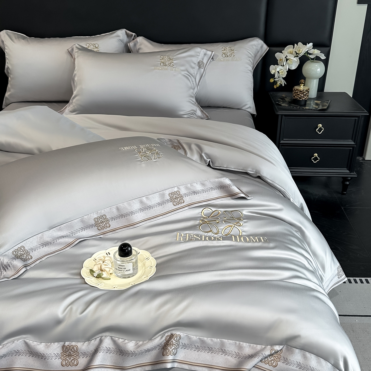 91家纺网 家纺一手货源 找家纺 露梦家纺 2026新款A类水洗真丝轻奢刺绣拼接宽边四件套--贝拉系列 贝拉-薄雾灰