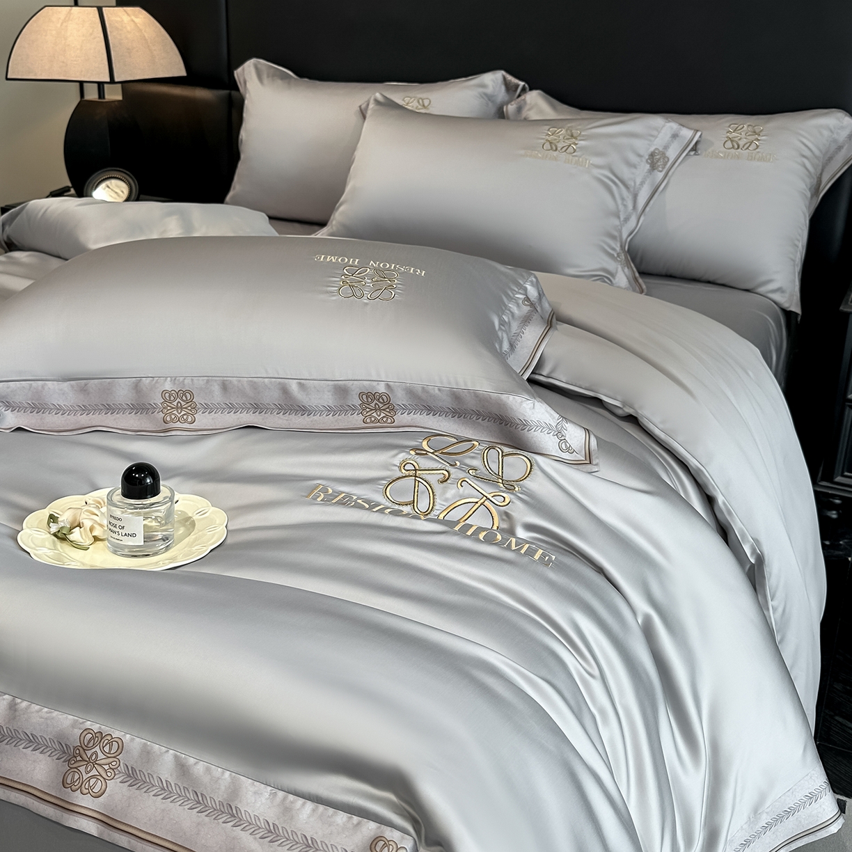 91家纺网 家纺一手货源 找家纺 露梦家纺 2026新款A类水洗真丝轻奢刺绣拼接宽边四件套--贝拉系列 贝拉-薄雾灰