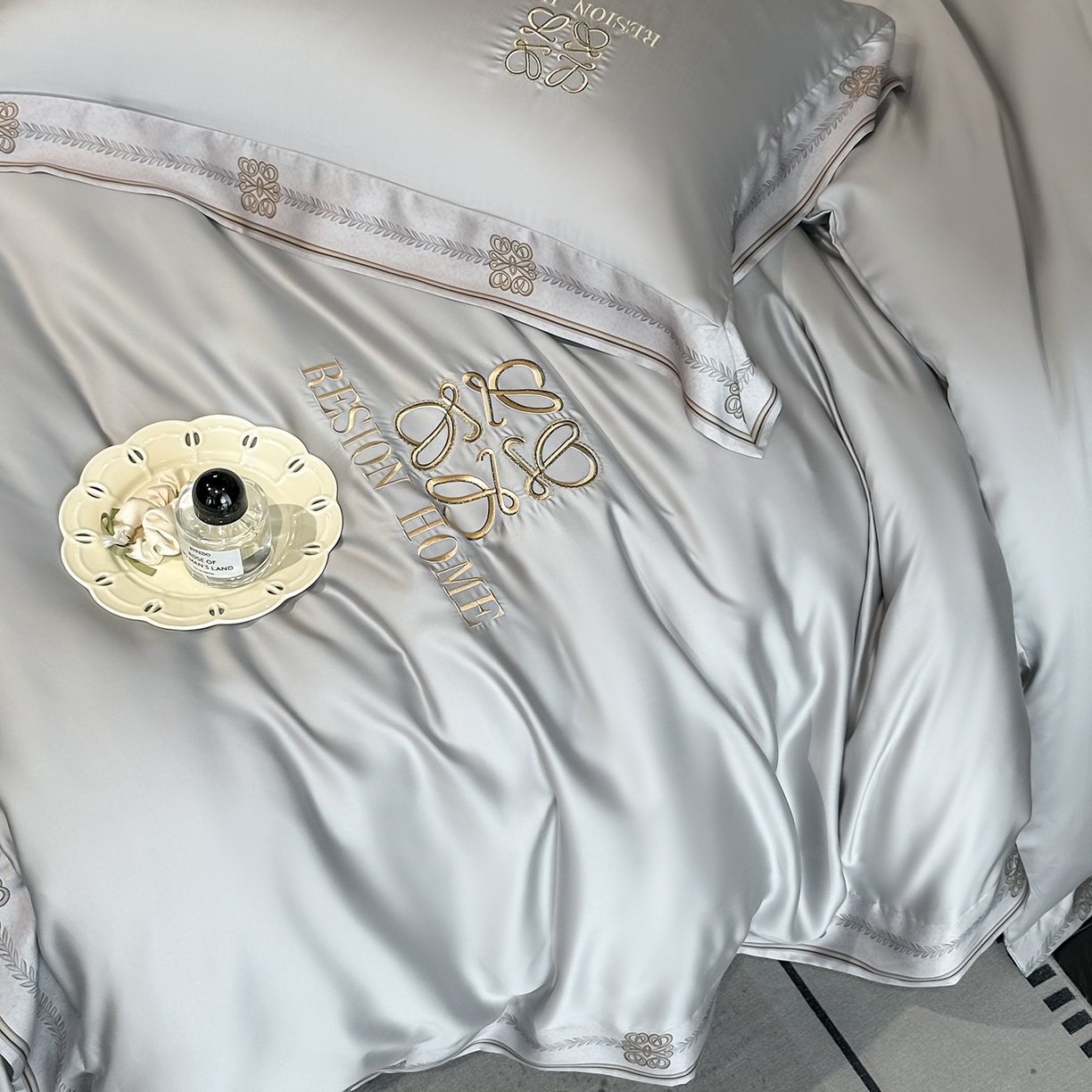 91家纺网 家纺一手货源 找家纺 露梦家纺 2026新款A类水洗真丝轻奢刺绣拼接宽边四件套--贝拉系列 贝拉-薄雾灰