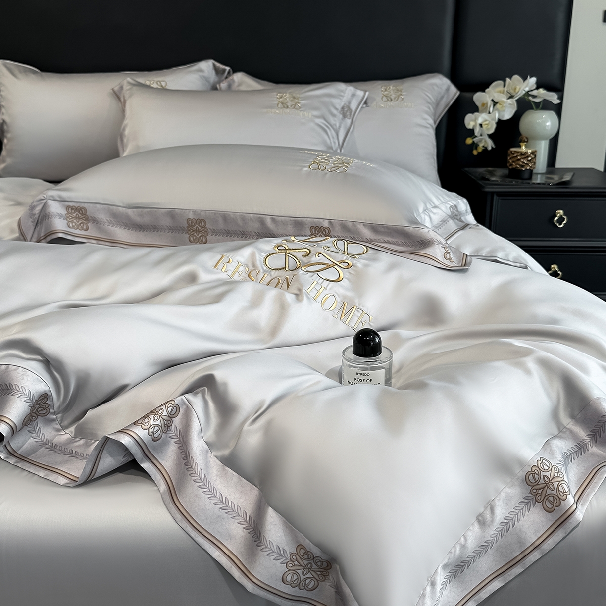 91家纺网 家纺一手货源 找家纺 露梦家纺 2026新款A类水洗真丝轻奢刺绣拼接宽边四件套--贝拉系列 贝拉-薄雾灰