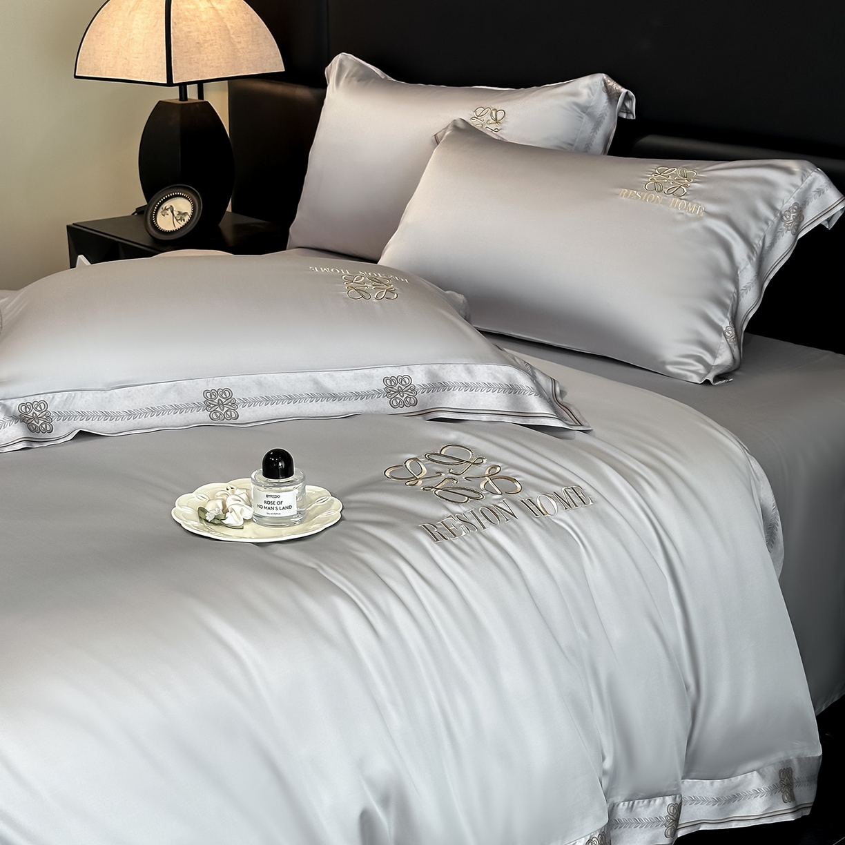 91家纺网 家纺一手货源 找家纺 露梦家纺 2026新款A类水洗真丝轻奢刺绣拼接宽边四件套--贝拉系列 贝拉-薄雾灰