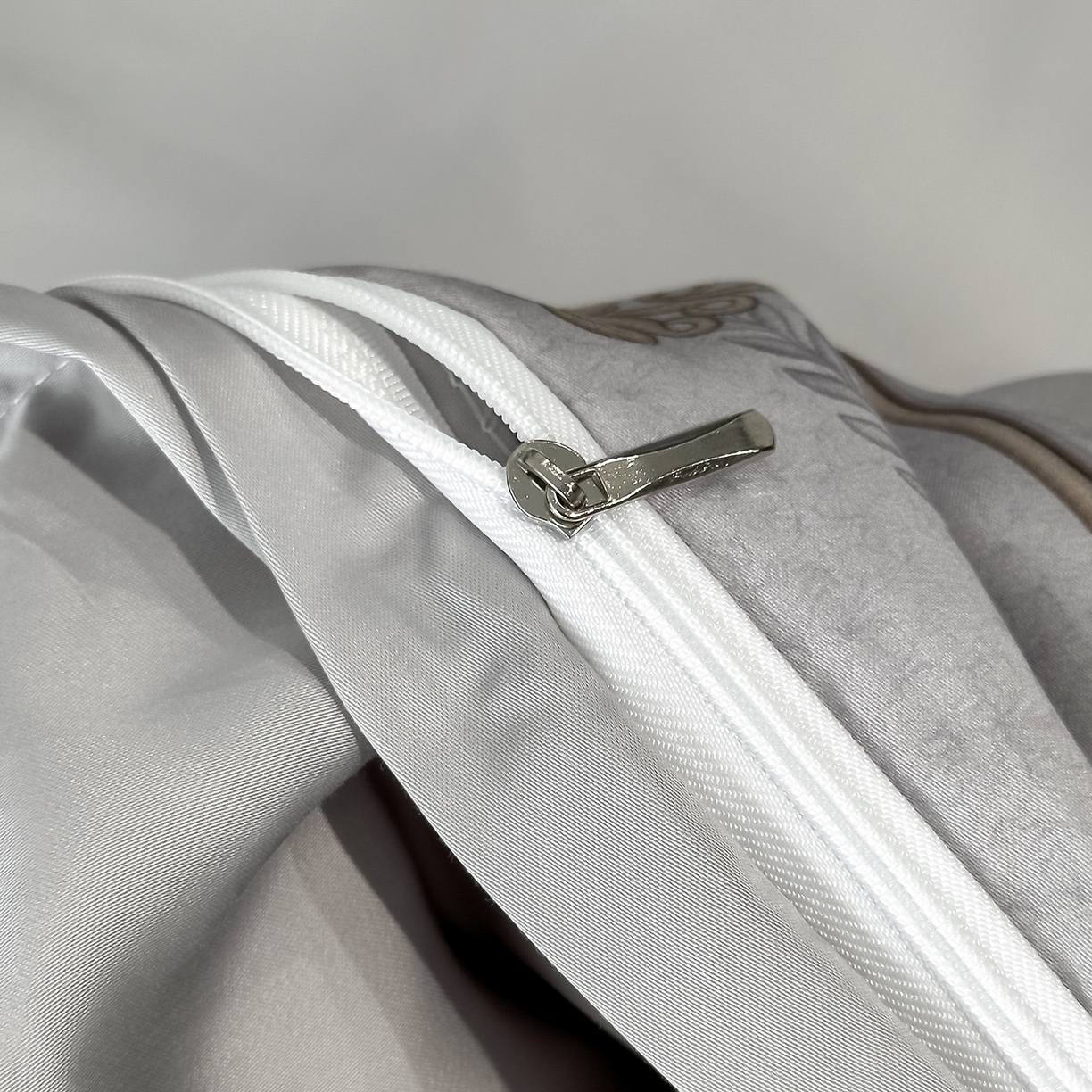 91家纺网 家纺一手货源 找家纺 露梦家纺 2026新款A类水洗真丝轻奢刺绣拼接宽边四件套--贝拉系列 贝拉-薄雾灰