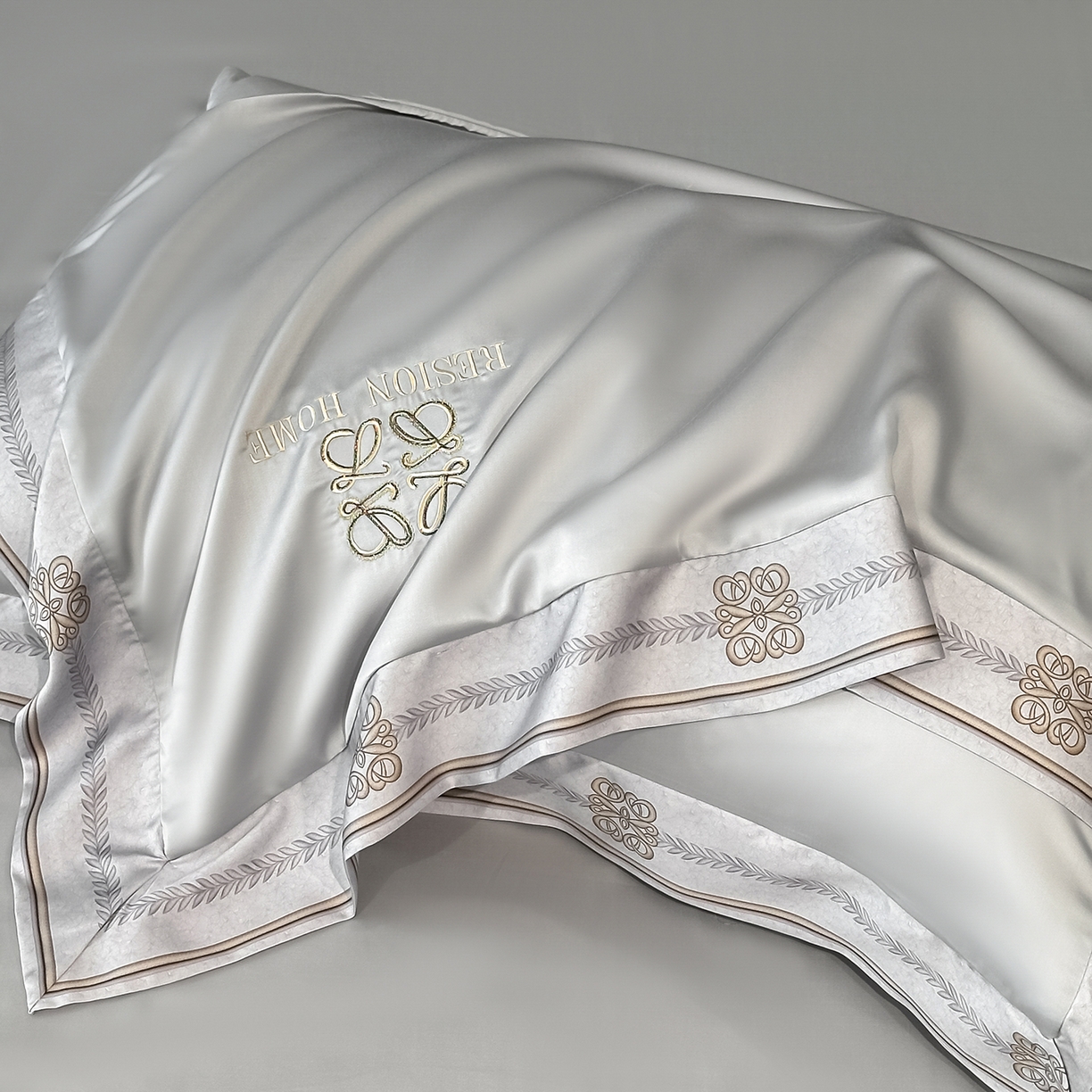 91家纺网 家纺一手货源 找家纺 露梦家纺 2026新款A类水洗真丝轻奢刺绣拼接宽边四件套--贝拉系列 贝拉-薄雾灰