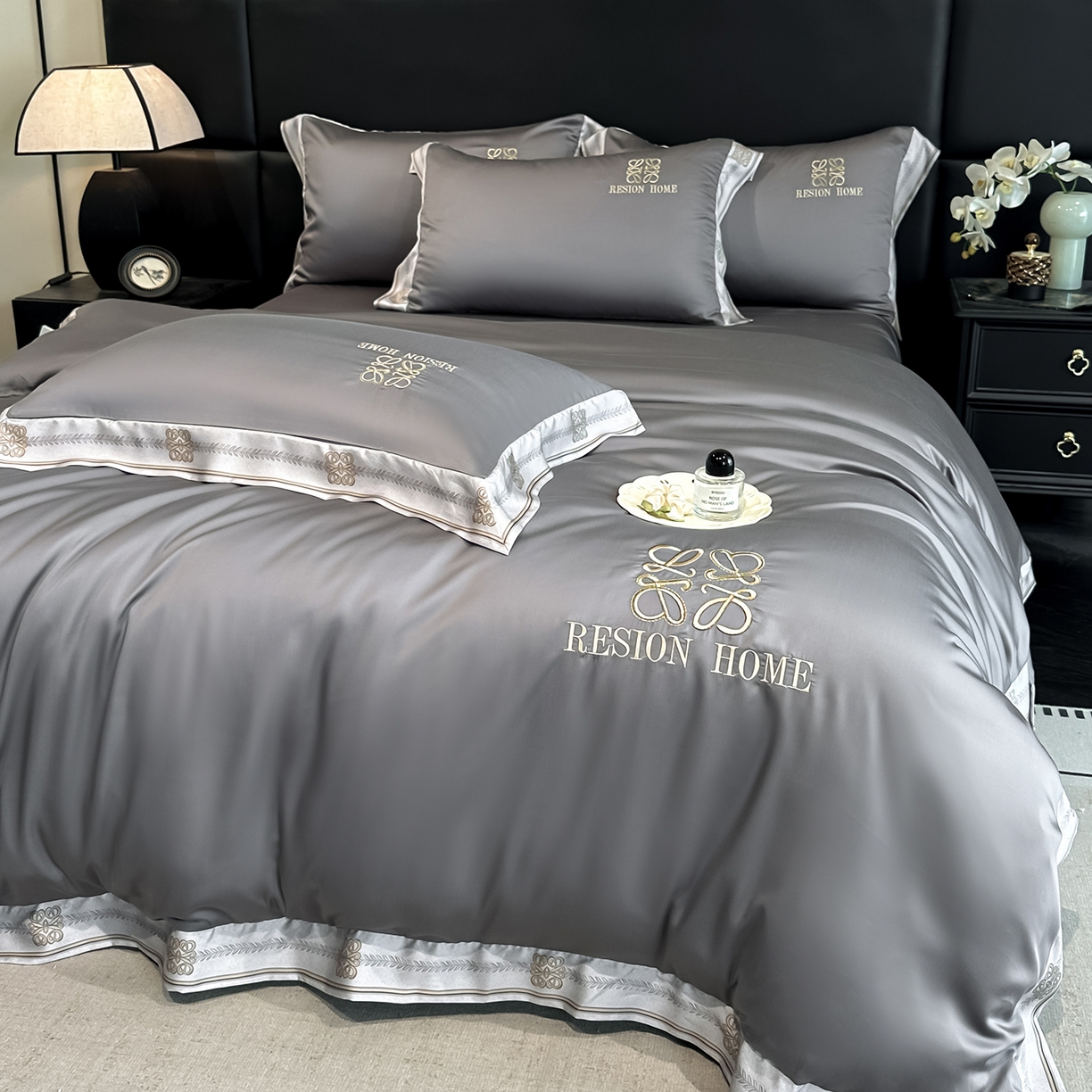 91家纺网 家纺一手货源 找家纺 露梦家纺 2026新款A类水洗真丝轻奢刺绣拼接宽边四件套--贝拉系列 贝拉-高级灰