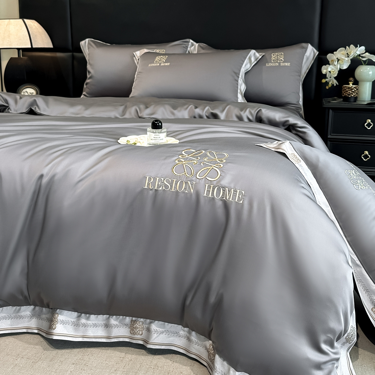 91家纺网 家纺一手货源 找家纺 露梦家纺 2026新款A类水洗真丝轻奢刺绣拼接宽边四件套--贝拉系列 贝拉-高级灰