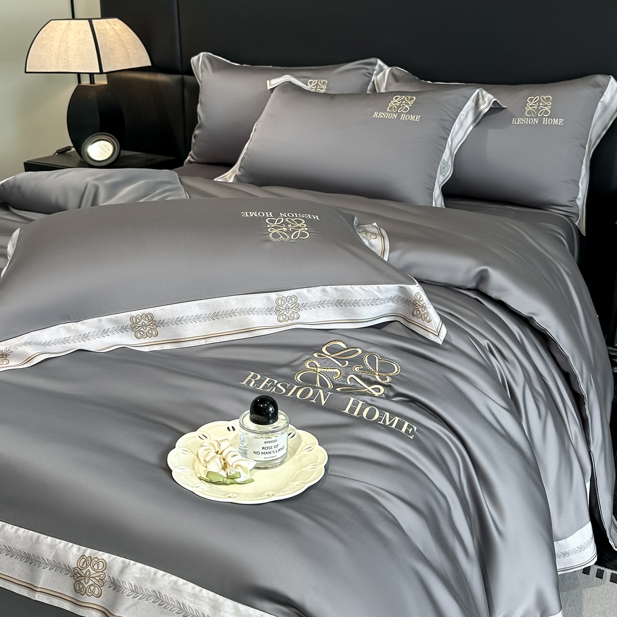 91家纺网 家纺一手货源 找家纺 露梦家纺 2026新款A类水洗真丝轻奢刺绣拼接宽边四件套--贝拉系列 贝拉-高级灰