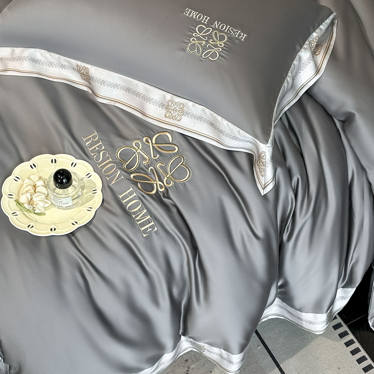 91家纺网 家纺一手货源 找家纺 露梦家纺 2026新款A类水洗真丝轻奢刺绣拼接宽边四件套--贝拉系列 贝拉-高级灰