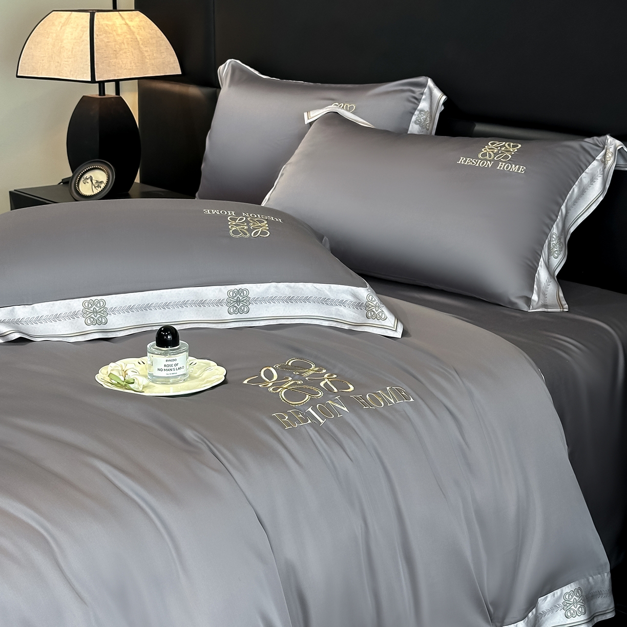 91家纺网 家纺一手货源 找家纺 露梦家纺 2026新款A类水洗真丝轻奢刺绣拼接宽边四件套--贝拉系列 贝拉-高级灰