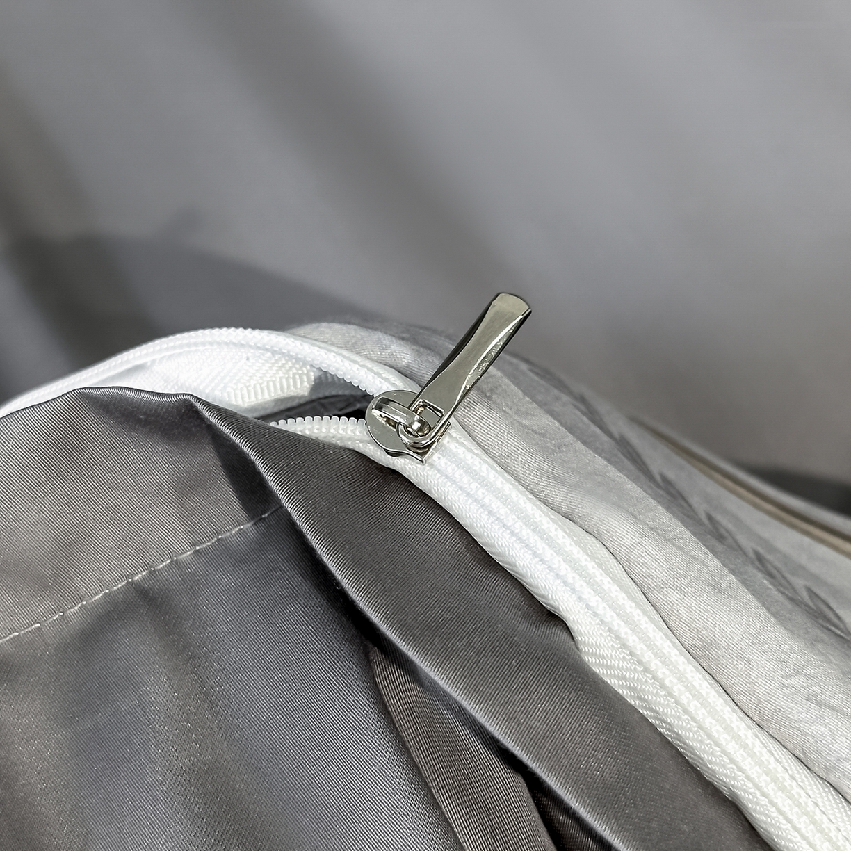 91家纺网 家纺一手货源 找家纺 露梦家纺 2026新款A类水洗真丝轻奢刺绣拼接宽边四件套--贝拉系列 贝拉-高级灰