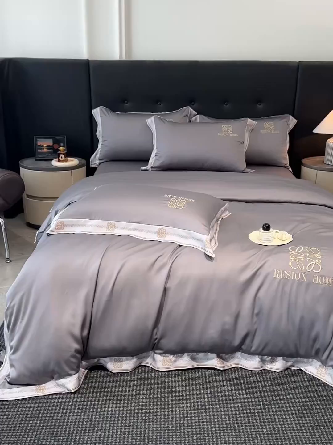91家纺网 家纺一手货源 找家纺 露梦家纺 2026新款A类水洗真丝轻奢刺绣拼接宽边四件套--贝拉系列 贝拉-高级灰