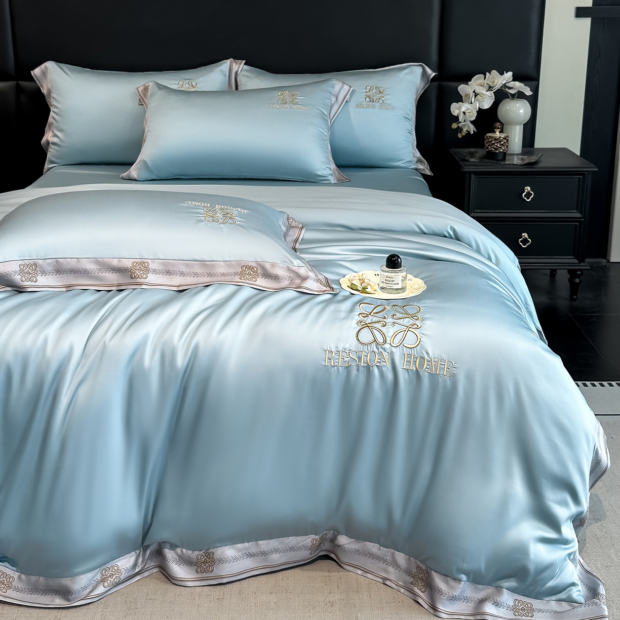 91家纺网 家纺一手货源 找家纺 露梦家纺 2026新款A类水洗真丝轻奢刺绣拼接宽边四件套--贝拉系列 贝拉-湖水蓝