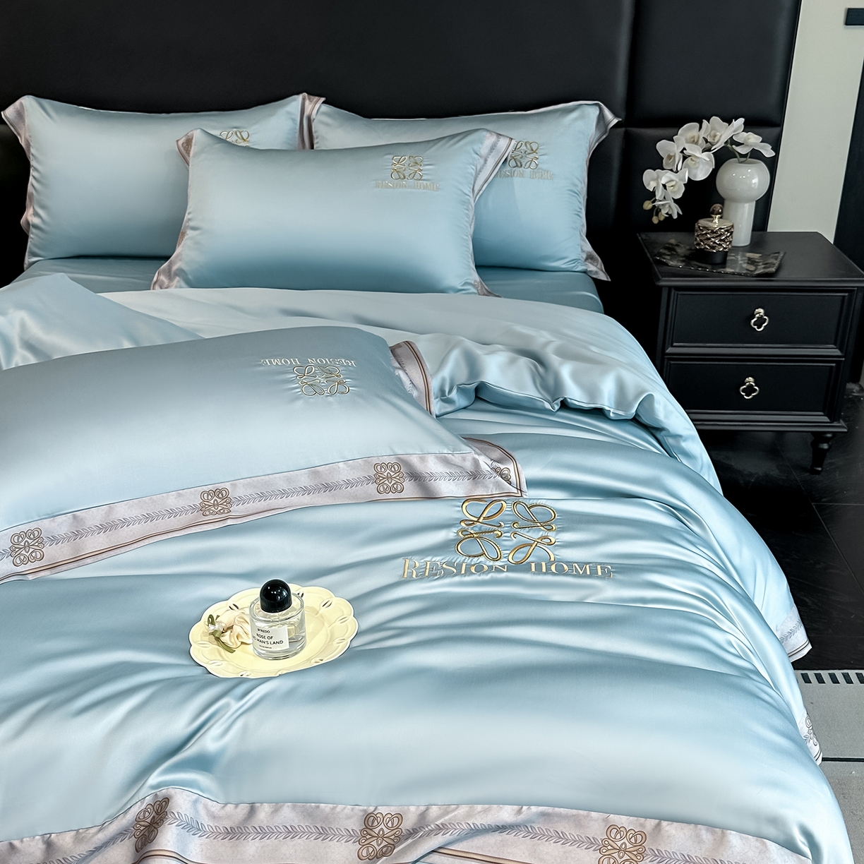 91家纺网 家纺一手货源 找家纺 露梦家纺 2026新款A类水洗真丝轻奢刺绣拼接宽边四件套--贝拉系列 贝拉-湖水蓝