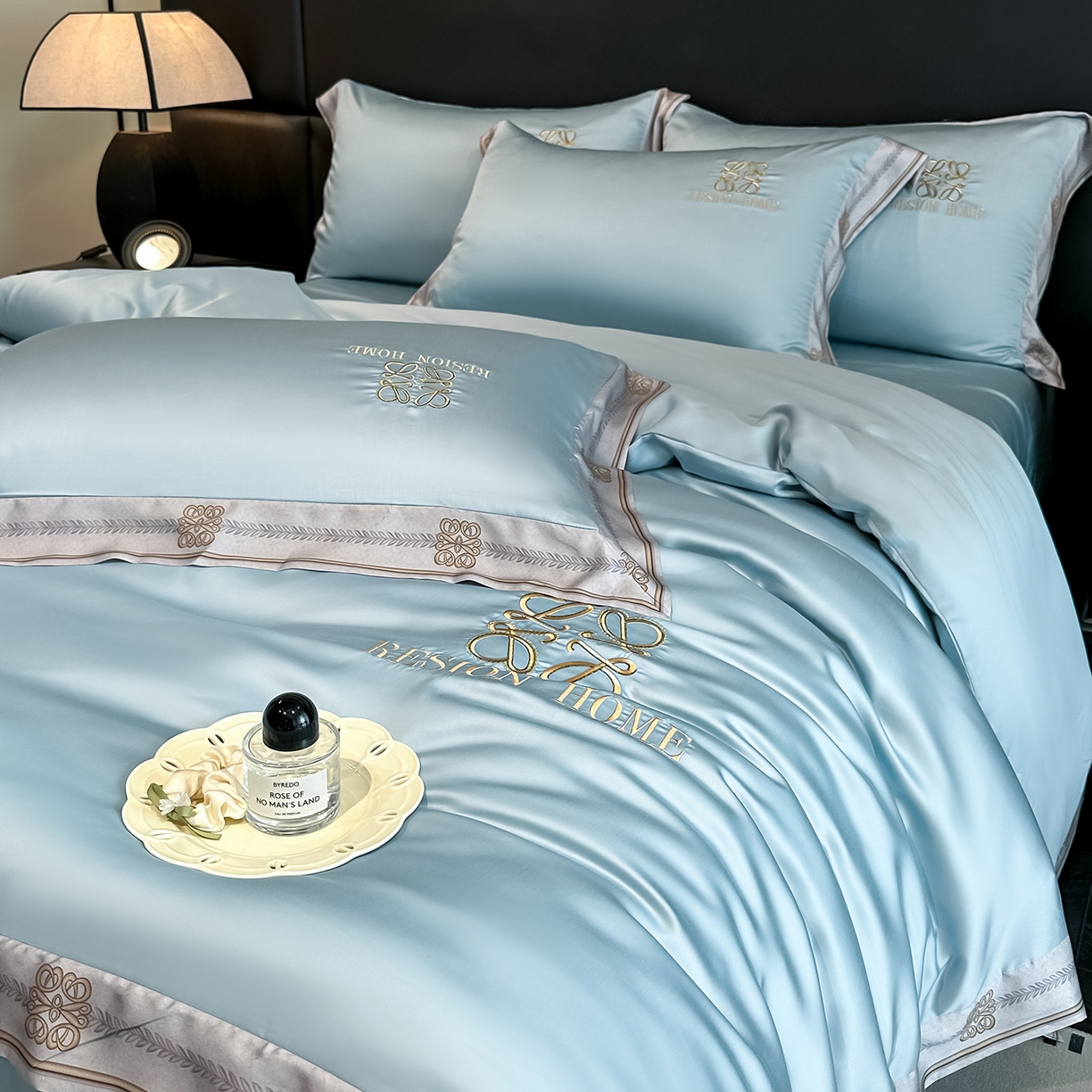 91家纺网 家纺一手货源 找家纺 露梦家纺 2026新款A类水洗真丝轻奢刺绣拼接宽边四件套--贝拉系列 贝拉-湖水蓝