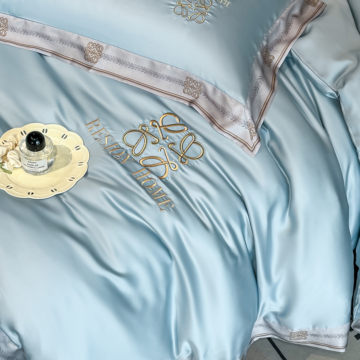 91家纺网 家纺一手货源 找家纺 露梦家纺 2026新款A类水洗真丝轻奢刺绣拼接宽边四件套--贝拉系列 贝拉-湖水蓝