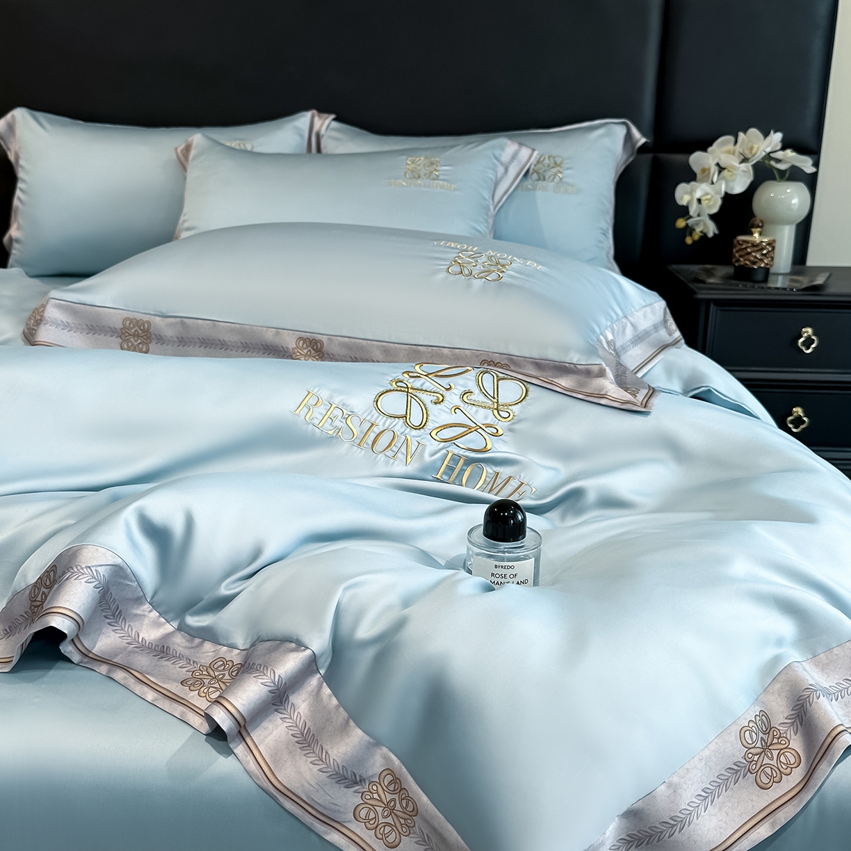 91家纺网 家纺一手货源 找家纺 露梦家纺 2026新款A类水洗真丝轻奢刺绣拼接宽边四件套--贝拉系列 贝拉-湖水蓝