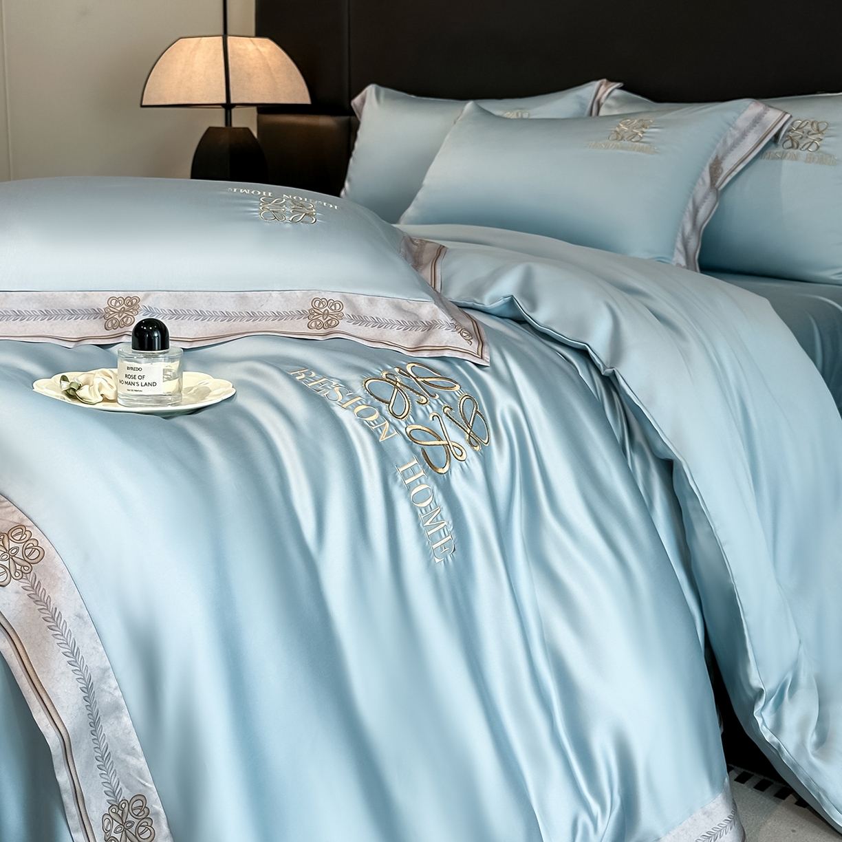 91家纺网 家纺一手货源 找家纺 露梦家纺 2026新款A类水洗真丝轻奢刺绣拼接宽边四件套--贝拉系列 贝拉-湖水蓝