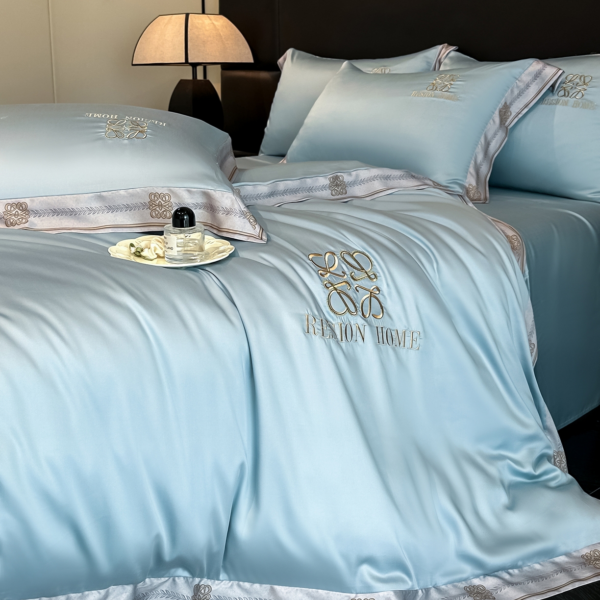 91家纺网 家纺一手货源 找家纺 露梦家纺 2026新款A类水洗真丝轻奢刺绣拼接宽边四件套--贝拉系列 贝拉-湖水蓝