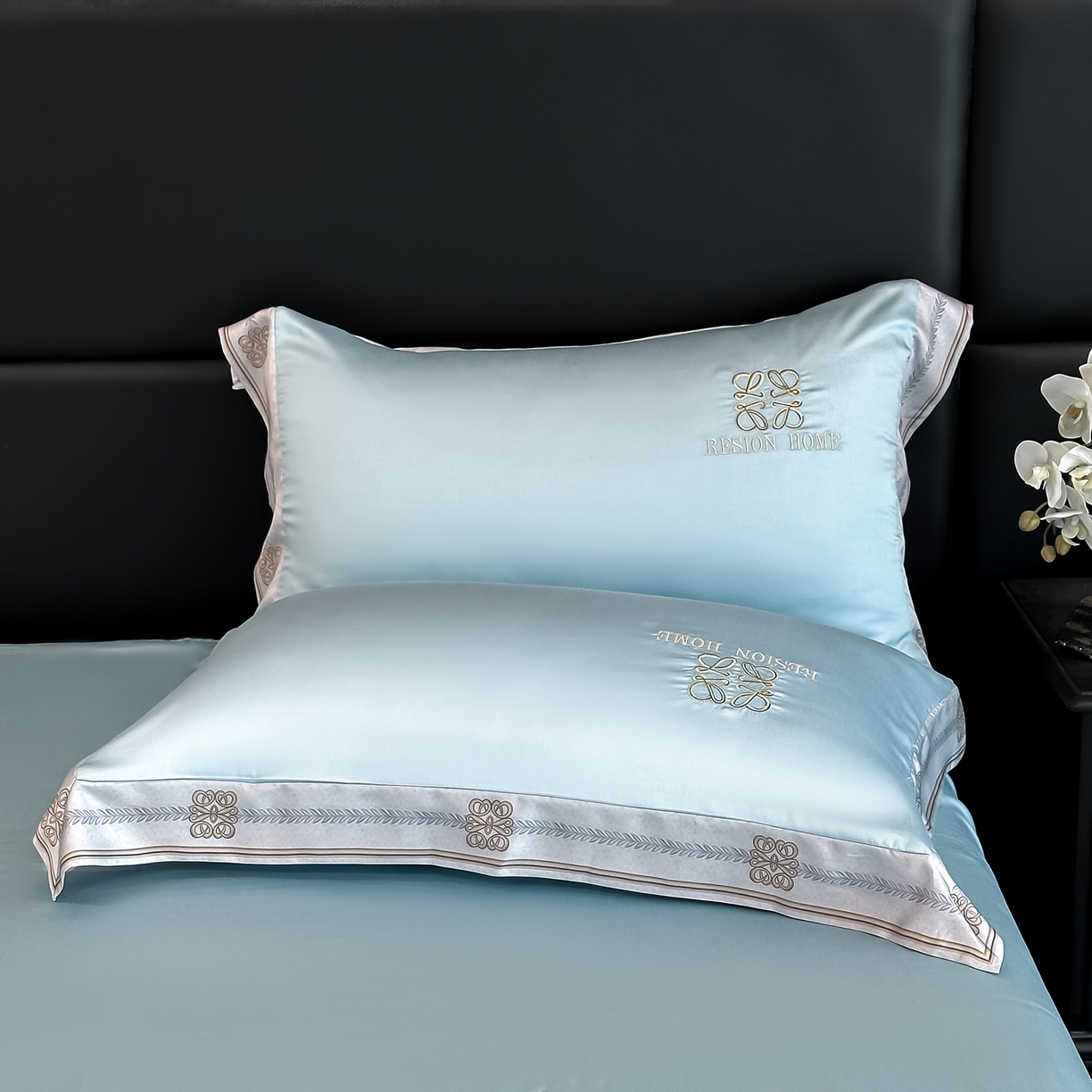 91家纺网 家纺一手货源 找家纺 露梦家纺 2026新款A类水洗真丝轻奢刺绣拼接宽边四件套--贝拉系列 贝拉-湖水蓝