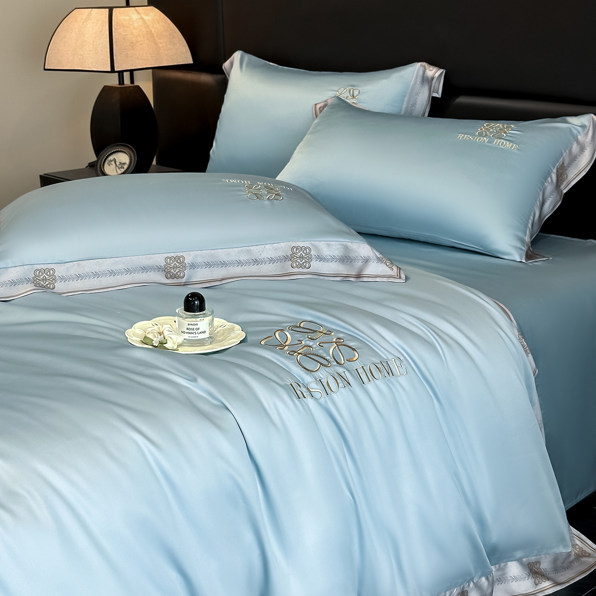 91家纺网 家纺一手货源 找家纺 露梦家纺 2026新款A类水洗真丝轻奢刺绣拼接宽边四件套--贝拉系列 贝拉-湖水蓝