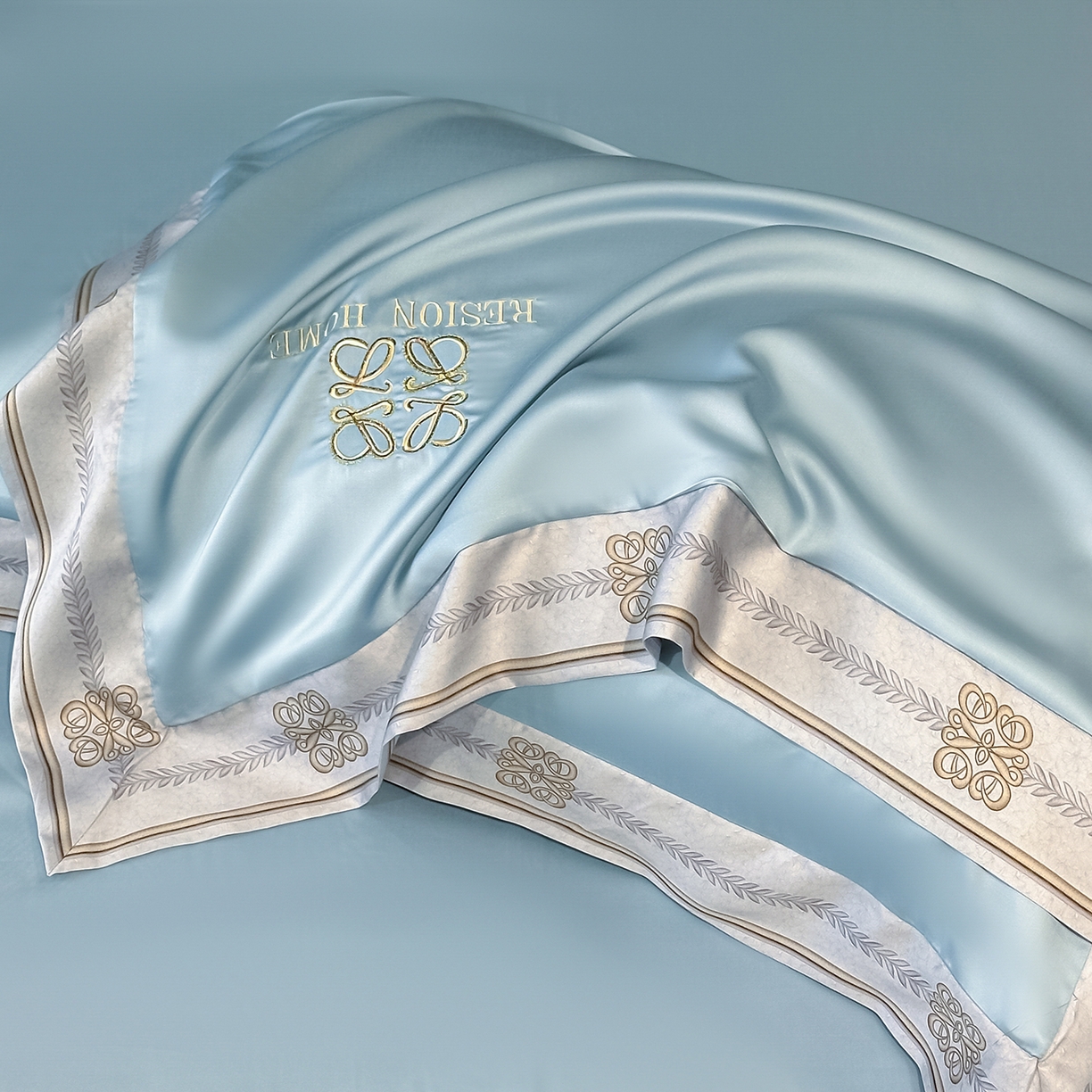 91家纺网 家纺一手货源 找家纺 露梦家纺 2026新款A类水洗真丝轻奢刺绣拼接宽边四件套--贝拉系列 贝拉-湖水蓝