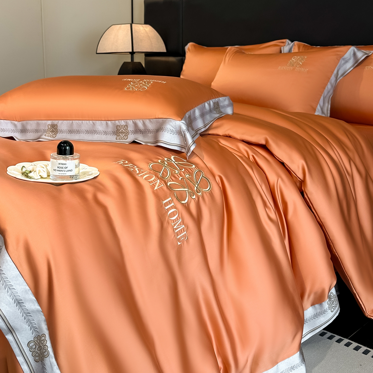 91家纺网 家纺一手货源 找家纺 露梦家纺 2026新款A类水洗真丝轻奢刺绣拼接宽边四件套--贝拉系列 贝拉-玛仕橘