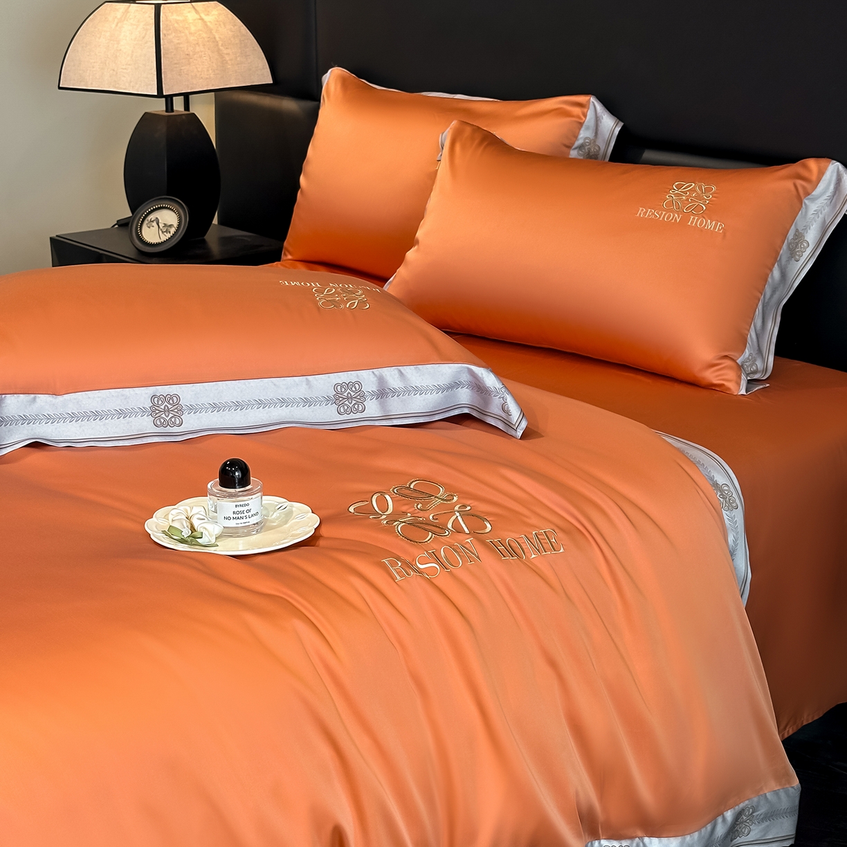 91家纺网 家纺一手货源 找家纺 露梦家纺 2026新款A类水洗真丝轻奢刺绣拼接宽边四件套--贝拉系列 贝拉-玛仕橘