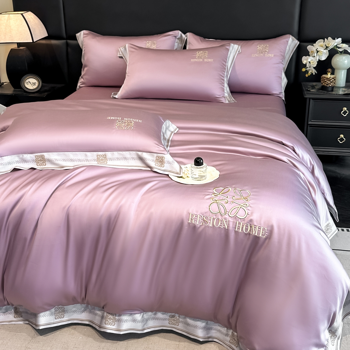 91家纺网 家纺一手货源 找家纺 露梦家纺 2026新款A类水洗真丝轻奢刺绣拼接宽边四件套--贝拉系列 贝拉-木槿紫