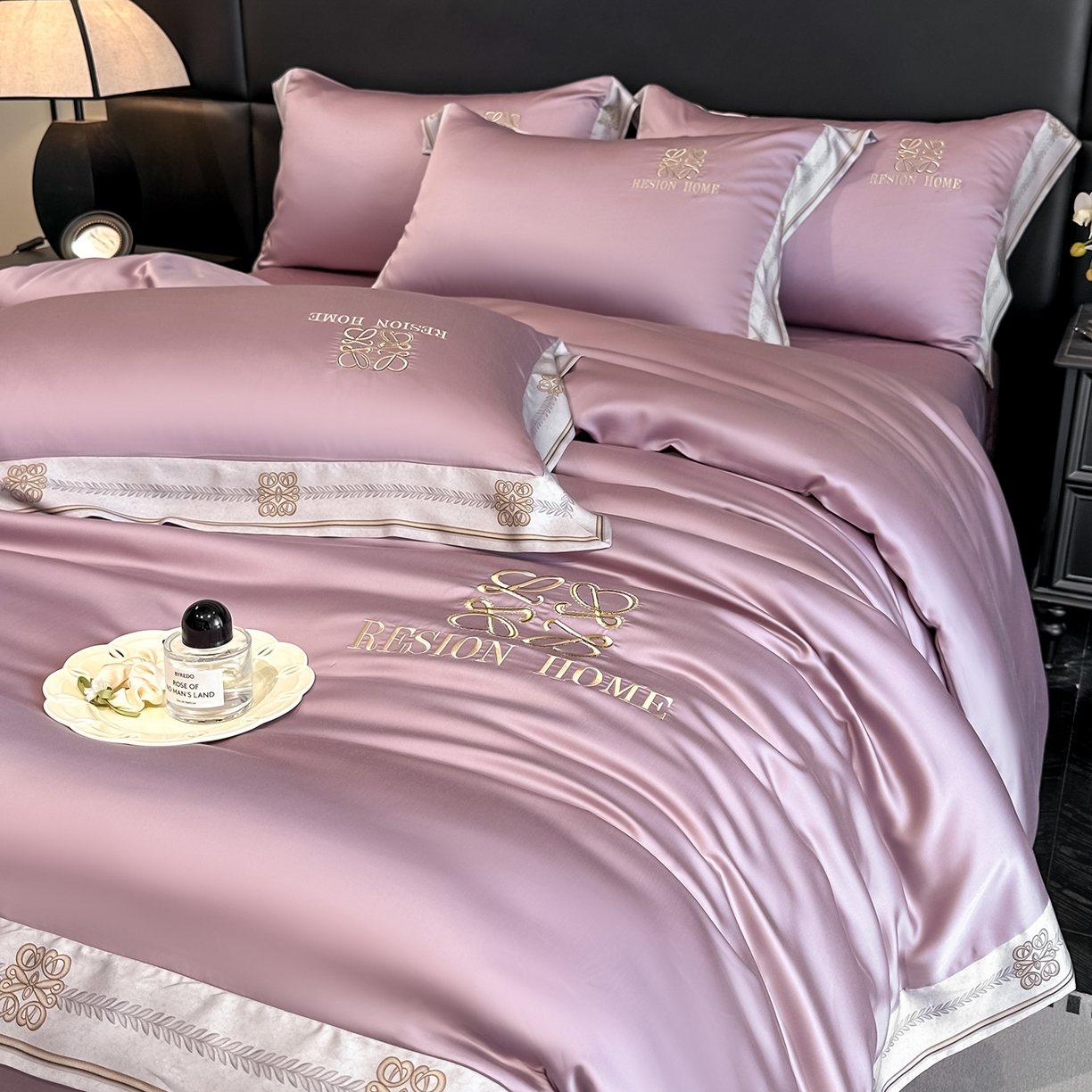 91家纺网 家纺一手货源 找家纺 露梦家纺 2026新款A类水洗真丝轻奢刺绣拼接宽边四件套--贝拉系列 贝拉-木槿紫