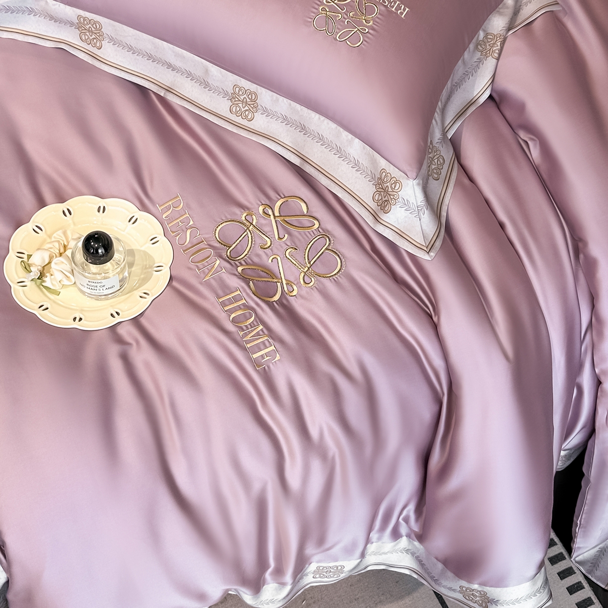 91家纺网 家纺一手货源 找家纺 露梦家纺 2026新款A类水洗真丝轻奢刺绣拼接宽边四件套--贝拉系列 贝拉-木槿紫