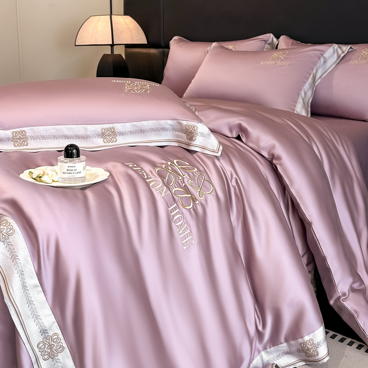 91家纺网 家纺一手货源 找家纺 露梦家纺 2026新款A类水洗真丝轻奢刺绣拼接宽边四件套--贝拉系列 贝拉-木槿紫