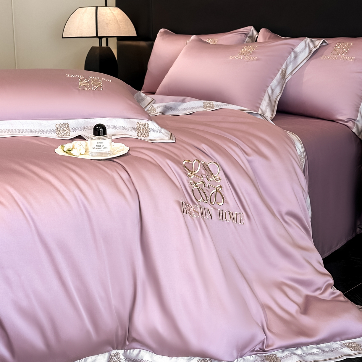 91家纺网 家纺一手货源 找家纺 露梦家纺 2026新款A类水洗真丝轻奢刺绣拼接宽边四件套--贝拉系列 贝拉-木槿紫