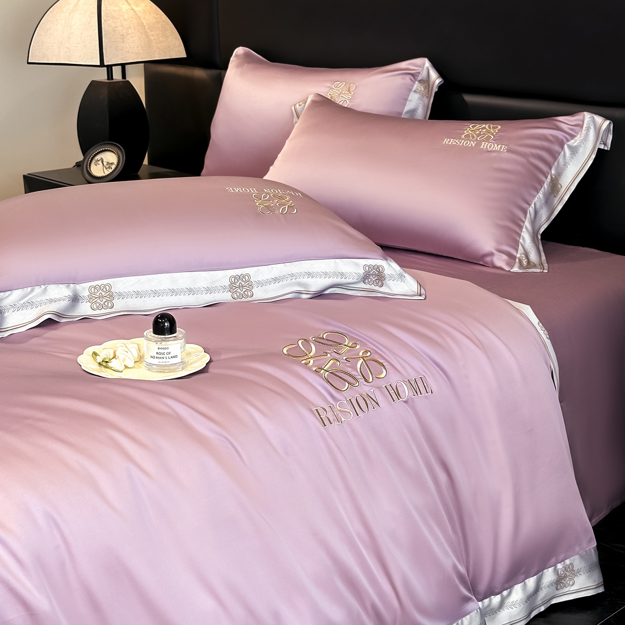 91家纺网 家纺一手货源 找家纺 露梦家纺 2026新款A类水洗真丝轻奢刺绣拼接宽边四件套--贝拉系列 贝拉-木槿紫