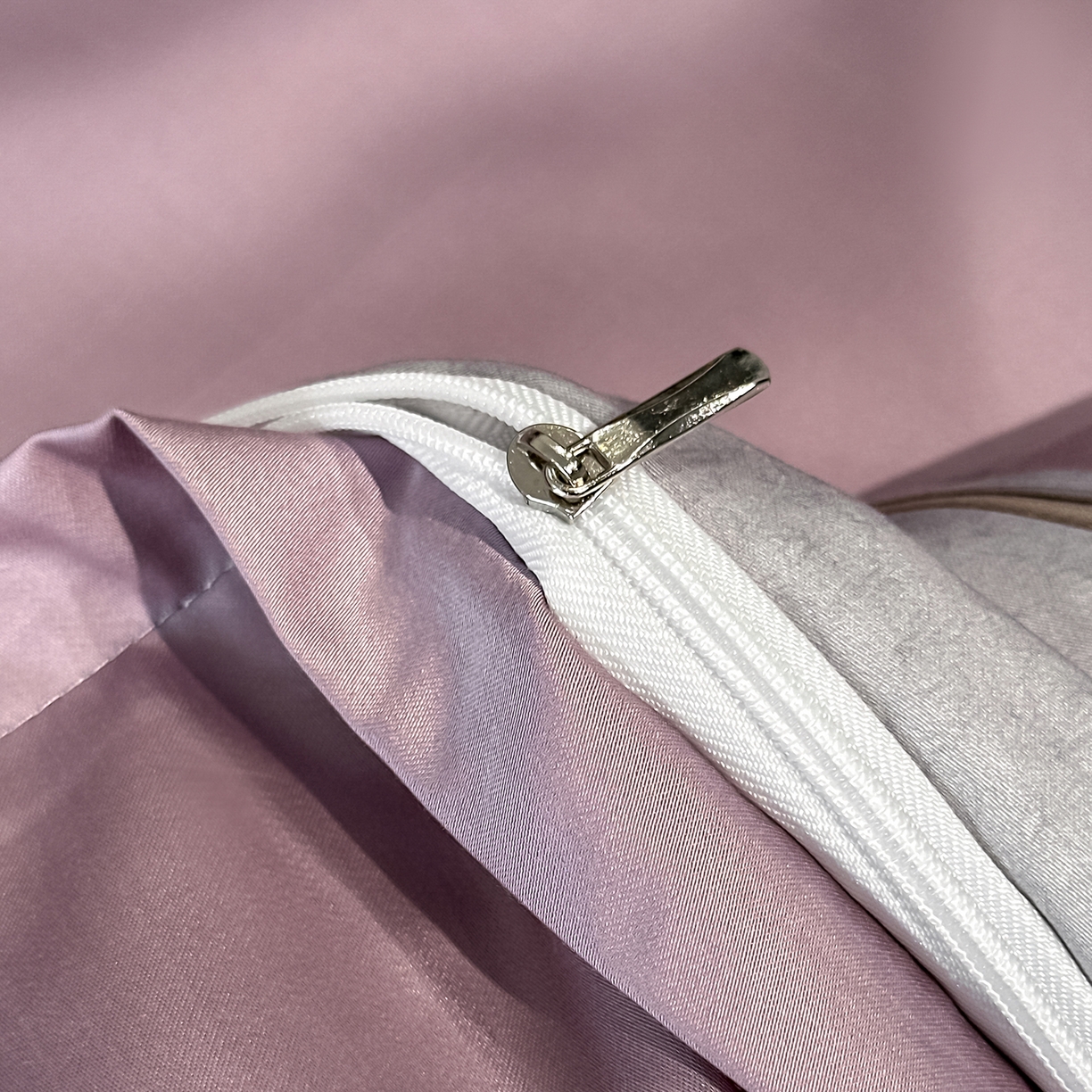 91家纺网 家纺一手货源 找家纺 露梦家纺 2026新款A类水洗真丝轻奢刺绣拼接宽边四件套--贝拉系列 贝拉-木槿紫