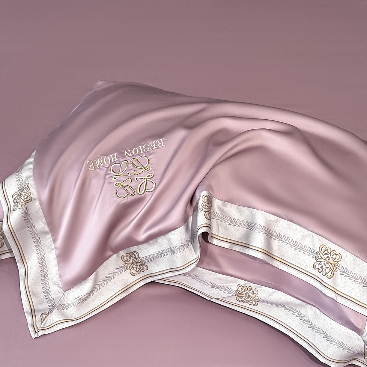 91家纺网 家纺一手货源 找家纺 露梦家纺 2026新款A类水洗真丝轻奢刺绣拼接宽边四件套--贝拉系列 贝拉-木槿紫