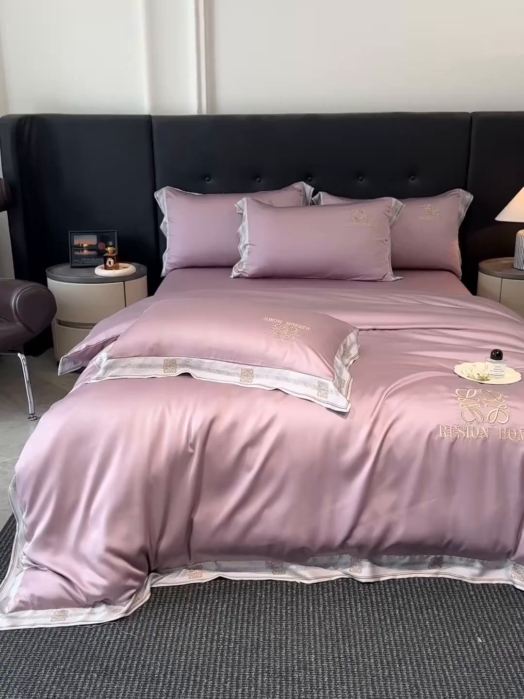 91家纺网 家纺一手货源 找家纺 露梦家纺 2026新款A类水洗真丝轻奢刺绣拼接宽边四件套--贝拉系列 贝拉-木槿紫