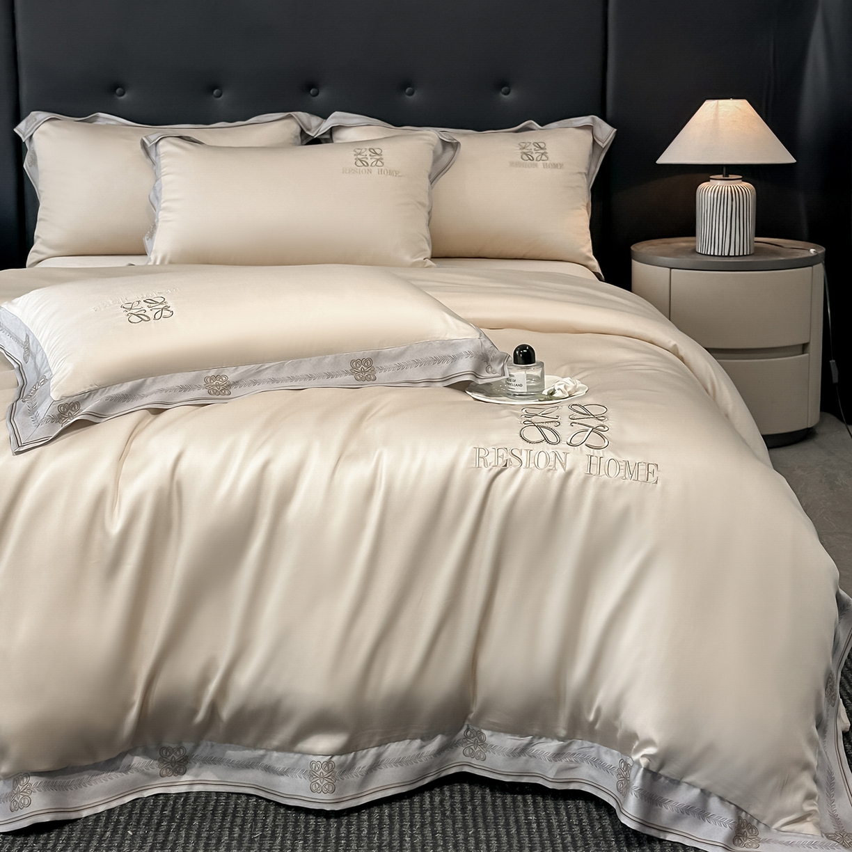 91家纺网 家纺一手货源 找家纺 露梦家纺 2026新款A类水洗真丝轻奢刺绣拼接宽边四件套--贝拉系列 贝拉-浅香槟