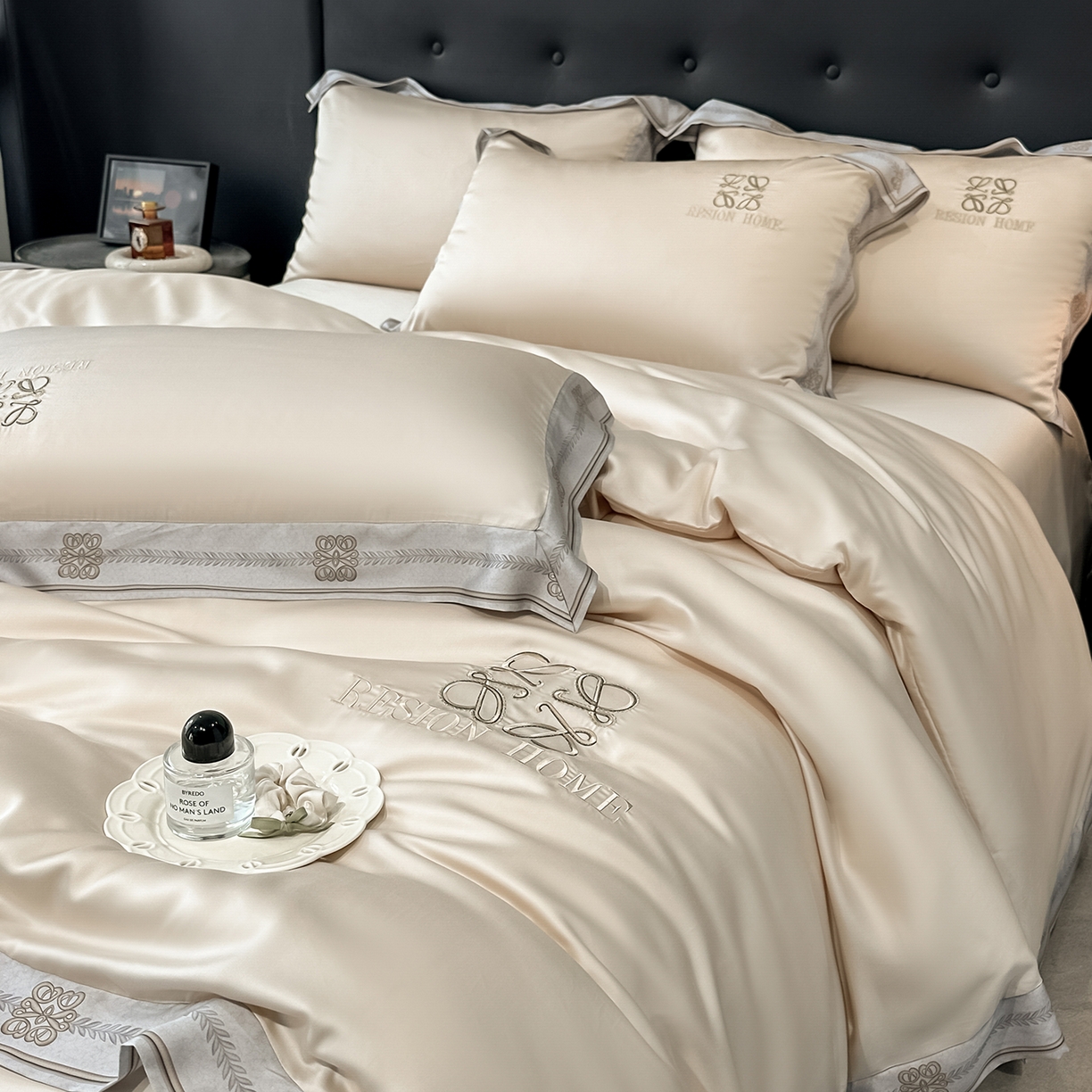 91家纺网 家纺一手货源 找家纺 露梦家纺 2026新款A类水洗真丝轻奢刺绣拼接宽边四件套--贝拉系列 贝拉-浅香槟