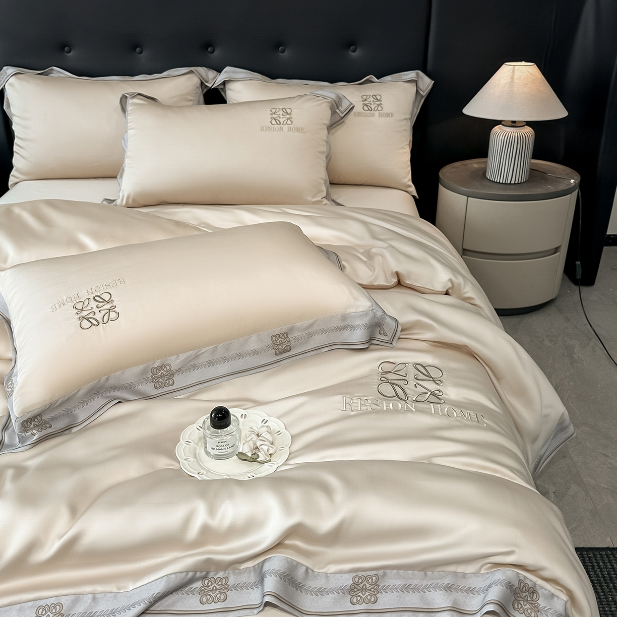 91家纺网 家纺一手货源 找家纺 露梦家纺 2026新款A类水洗真丝轻奢刺绣拼接宽边四件套--贝拉系列 贝拉-浅香槟