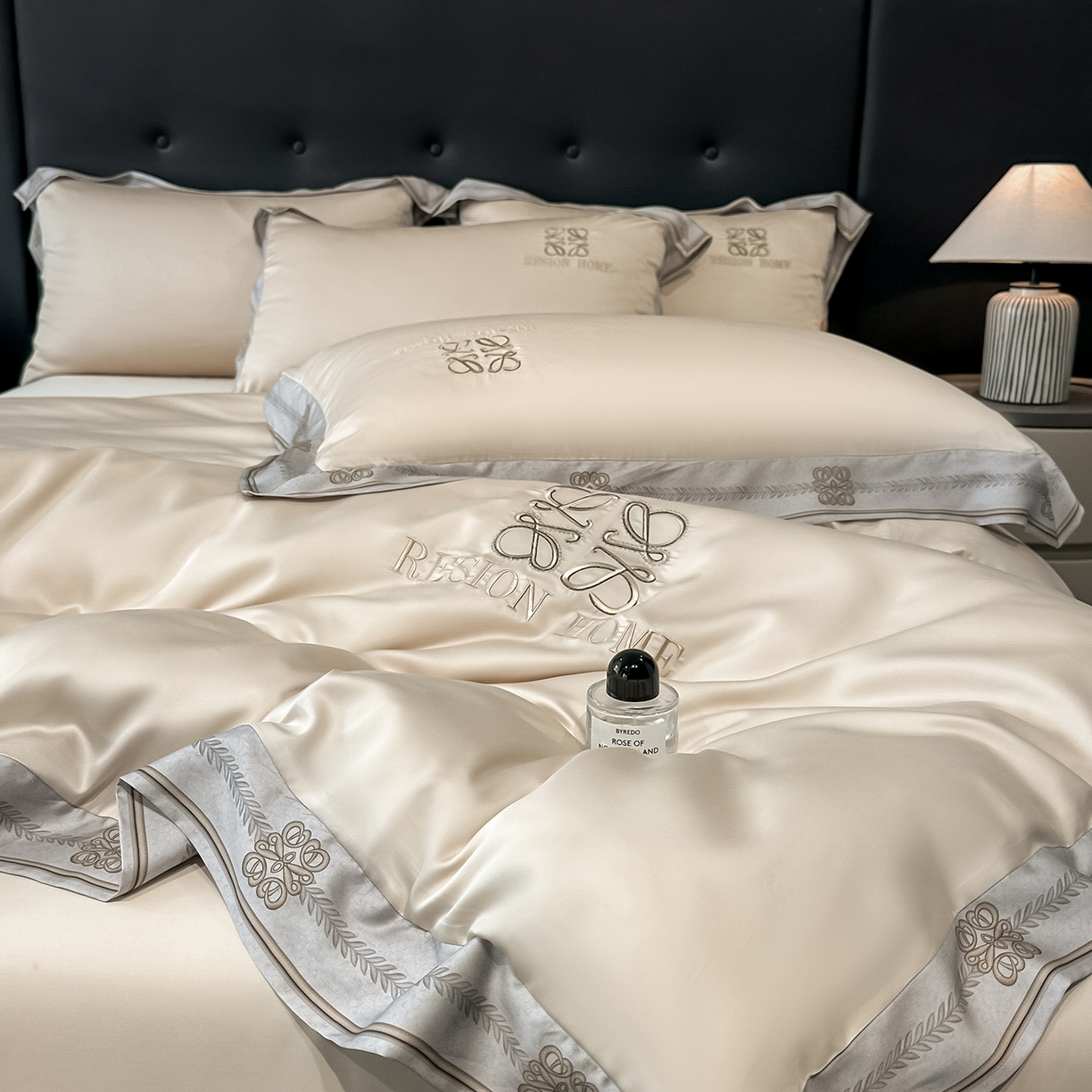 91家纺网 家纺一手货源 找家纺 露梦家纺 2026新款A类水洗真丝轻奢刺绣拼接宽边四件套--贝拉系列 贝拉-浅香槟