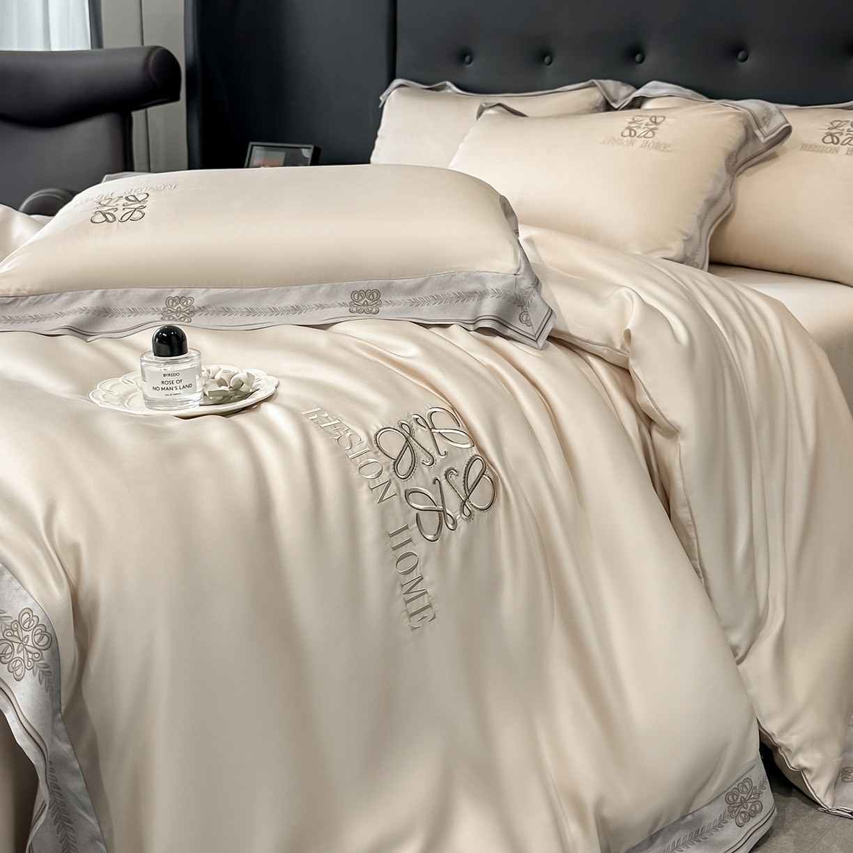 91家纺网 家纺一手货源 找家纺 露梦家纺 2026新款A类水洗真丝轻奢刺绣拼接宽边四件套--贝拉系列 贝拉-浅香槟