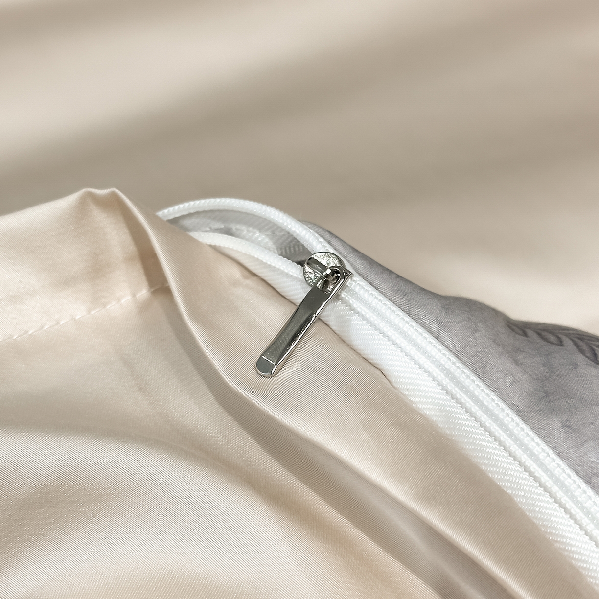 91家纺网 家纺一手货源 找家纺 露梦家纺 2026新款A类水洗真丝轻奢刺绣拼接宽边四件套--贝拉系列 贝拉-浅香槟